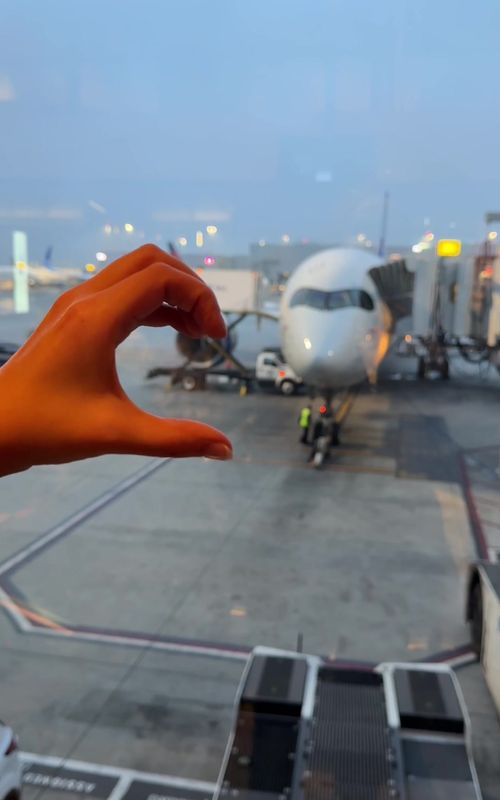 Being a true friend #traveltok #airporttrend #friendship #airport 
