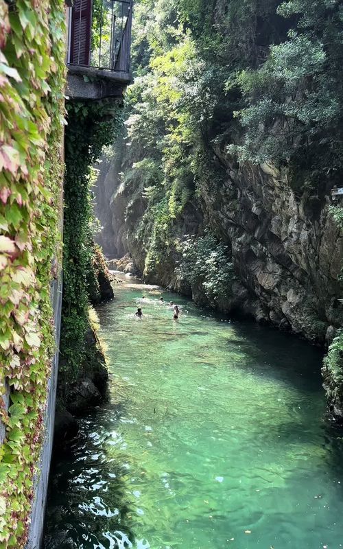Summers in Italy. I found this somewhat hidden gem at lake como. When I got there it was only a few people until around 2 pm. One of the most beautiful places I’ve ever visited. #lakecomo #italy #summer #europeansummer 