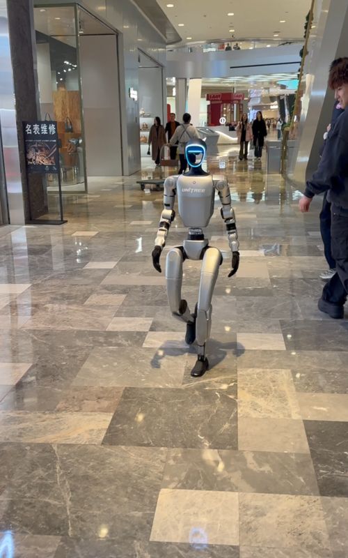 Unitree G1 strolling around the mall.[Retweet] #Unitree #Robotics #Humanoidrobotics