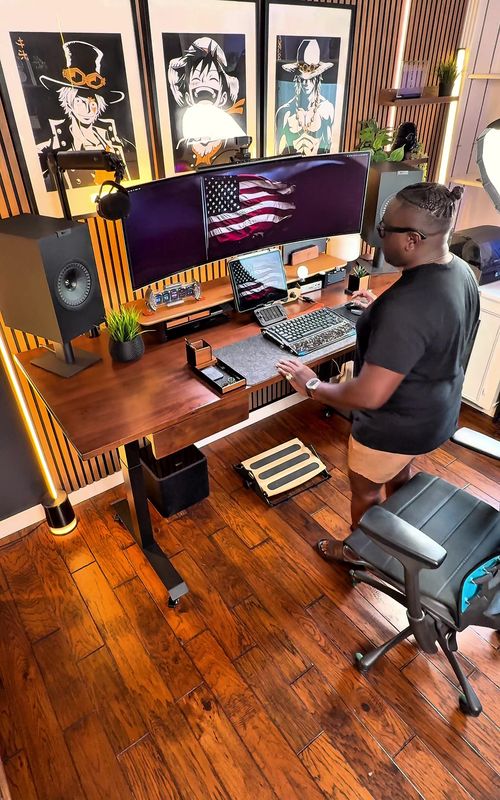 Happy 4th fam🔥 I’m off to touch grass #deskaesthetics #desksetup #cozydesksetup #contentcreator #cozysetup #houstoninfluencer #techinfluencer