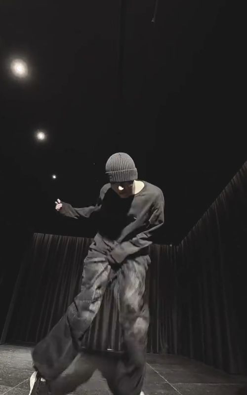 MOST VIRAL DANCE TREND 💃🔥 #bbno #two #dancetrend #viral @bbno$ @mnijungkook