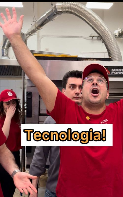 Do you know tecnologia?! 🤣 it’s very powerful!  Christian, Messi’s cousin just showed Claudio how to use it 😏🤣 #cheflife #tecnologia #technology #pizza #restaurant 