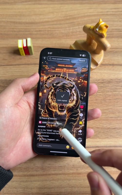 The same wallpaper in the lower left corner, you can download it and set it as your phone wallpaper #dynamicwallpaper #mobilewallpaper #AppleWallpaper #livewallpaper #4kwallpaper 
