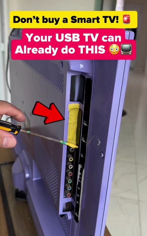 If your TV has a USB port, you can turn it into a Smart TV in seconds 😳🔥 Stop wasting money and try this simple trick right now 📺🔌 #SmartTV #Technology #Tech #OldTV #Gadgets 
