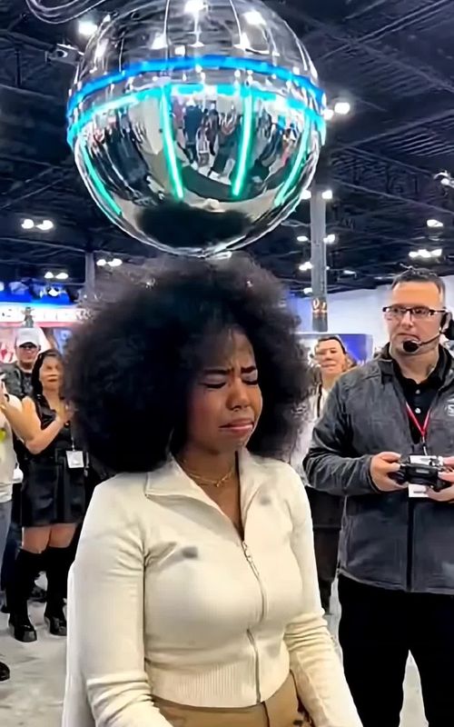 POV: a robot in Las Vegas can braid your would you sit in hair in seconds this chair? #FutureTech #Technology #Robotics #TechTok #oddlysatisfying 