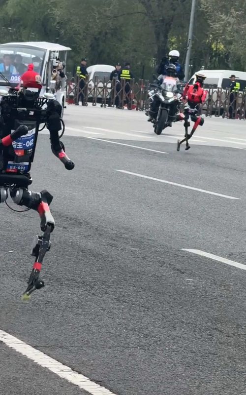 “Beijing Yizhuang Robot Marathon is mind-blowing! This humanoid robot runs just like a human 🏃‍♂️ Look at its mechanical legs—super stable on the track. Is this the charm of future tech? #RobotMarathon #YizhuangRobotMarathon #HumanoidRobot #FutureTech”