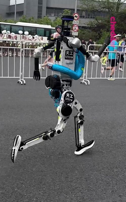 Not the WD-40 break for those knees🦿😭 Another major event showcasing China’s rapid advances in robotics technology happened this weekend. This year’s Beijing E-Town Humanoid Robot Half-Marathon put on a spectacle. Nonetheless, the competition was not without its hiccups. Some robots fell just feet from the starting line, others crashed into barriers, and teams battled issues with overheating motors and battery limits throughout the race. #humanoid #ai #robots #china