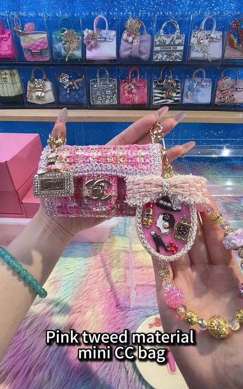 Today’s unboxing for Xiomara. Hope you enjoy this video and all the surprises inside! 💕🎁#minibag #minibags #unboxingvideo #luxurylife #fashion 