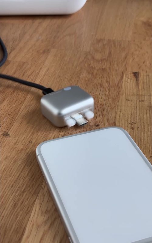 This thing automatically unplugs itself when your phone is full. No more overnight overcharging #techtok #charger #coolgadgets #TechGadgets #phonehacks 