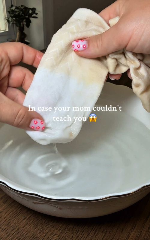 Laundry hack 😱 It works every time, helps remove dirt stains, and makes white things even whiter ,  linК in mу bi0 #momsotiktok #laundry #CleanTok #momhack #momtips #cleaninghacks #hack #LifeHack #momsover30 