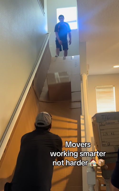A mover is always going to find a easier way of doing their job. We take these large cartons and put them on the stairs just to help slide boxes down 🙌🏻✔️ #movers ##movingcompany##movingtips##movingout##movingservices