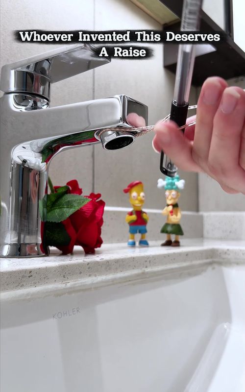 No more water splashing everywhere 💦 This thing actually works! #HomeEssentials #KitchenGadgets #LifeHack #HomeImprovement #tiktokshopping 