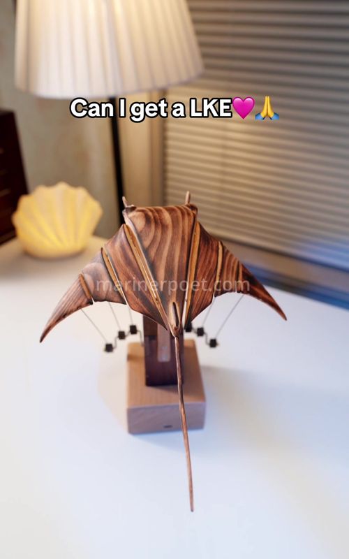 Handmade motion, born from the sea. This wooden automaton is handcrafted from North American walnut and European beech — two woods chosen for their warmth, strength, and natural beauty. Inspired by the quiet grace of ocean life, each piece turns movement into poetry, bringing calm and a touch of the sea to any space. #handmadegifts #oceanlover #roomdecor #automata #woodart 