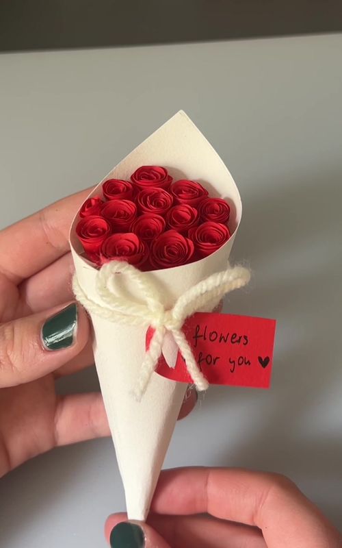 DIY Paper Flower Bouquet Tutorial ❤️ cute and easy gift idea | last minute Christmas gift  #christmas #diygift #handmade #paperflower #giftideas 