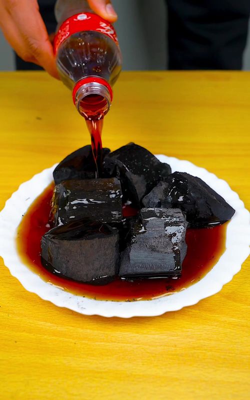 Cleaning dirtiest utensils with coal hack 🧽😮 #diyhack #lifehack