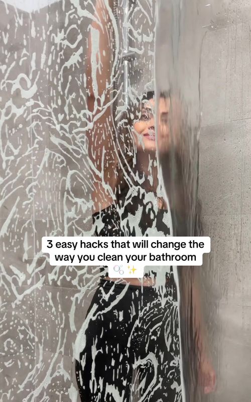 Say goodbye to streaky mirrors with trick #3 🙌 Save these 3 tricks to make bathroom cleaning easier with Chux ✨ you guys know how much I love cleaning with Chux Non-Scratch Dish Wands all around my home! They’re the ultimate trick to clean tough messes without touching any of the grime. Which trick will you try first? @chux_anz  #bathroomcleaning #cleaninghacks #cleaningtips #tipsandtricks 