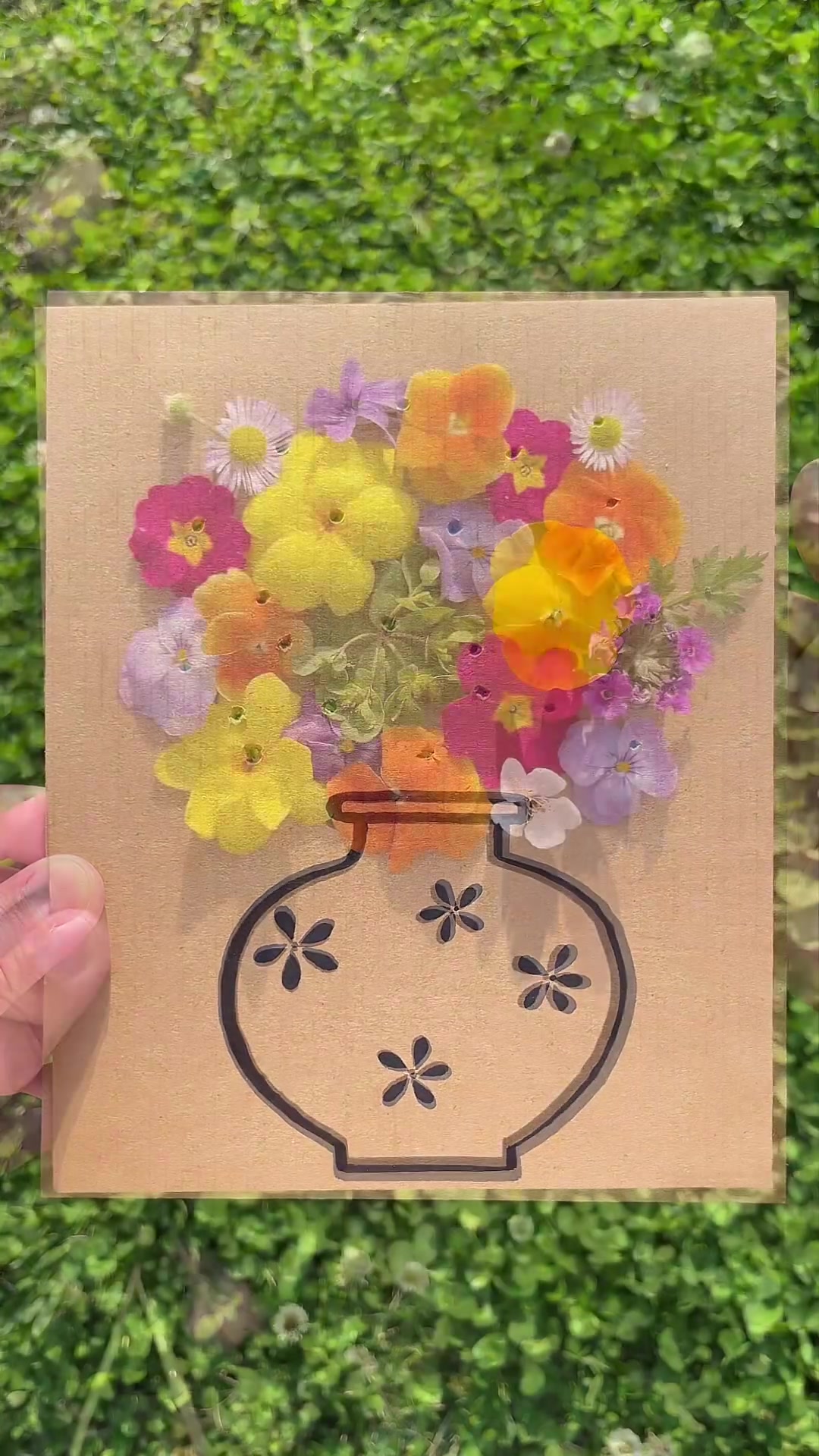 Let's use cardboard to "put" spring into the vase. #springdiy #kidcrafts #easycrafts #diycraft #handmade 