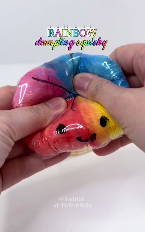 Let’s make the viral “secret dumpling squishy.” You only need tissue paper, cotton, colored tape, and plastic wrap for this 🌈✨