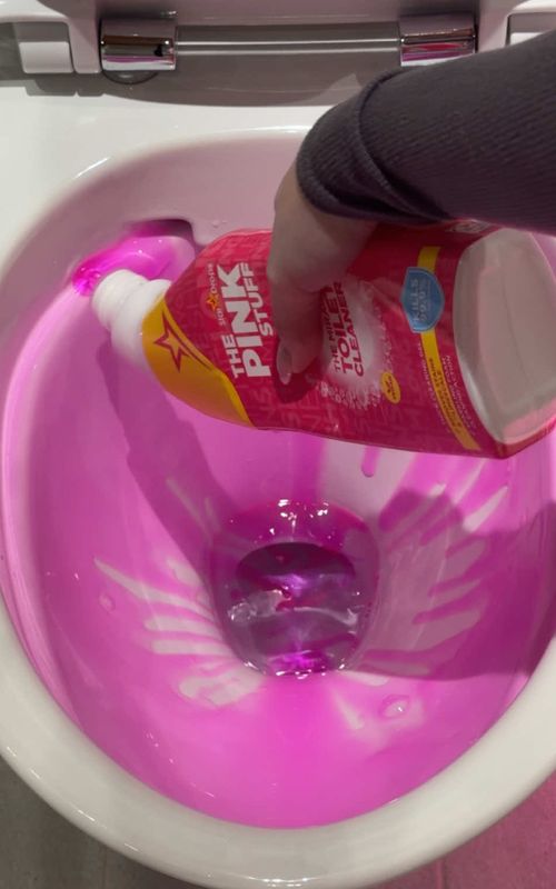 how to clean your toilet step by step 💞🧽🫧 all steps listed below ⬇️ 1. dust from top to bottom 2. apply toilet cleaner to the bowl and let it sit for 5-10 minutes (or longer if needed) 3. scrub the bowl 4. spray disinfectant cleaner all over the toilet, leave it to work for 3-5 minutes 5. scrub/wipe from top to bottom, use a cloth or sponge that’s ONLY meant for toilet cleans or use disposable ones 6. clean the wall and floor around the toilet as well @The Pink Stuff brand ambassador #CleanTok #toiletcleaning #deepclean #cleaningtips #cleaningmotivation 