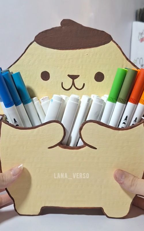 organizador pompompurin com papelão  . . . . . #tutorial #painting #DIY #craft #decor clay cute biscuit caseiro handmade art paint aesthetic room decor 3d canva manualidades de papel paper craft ideas art painting clay easy craft lana_verso diy's tuto 
