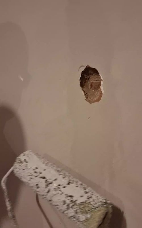 I know it isn't the 'perfect fix', but as a decorator, I know that this is fine on most jobs... #DIY #homedecor #diyhacks #fyp #foryou #foryoupage 