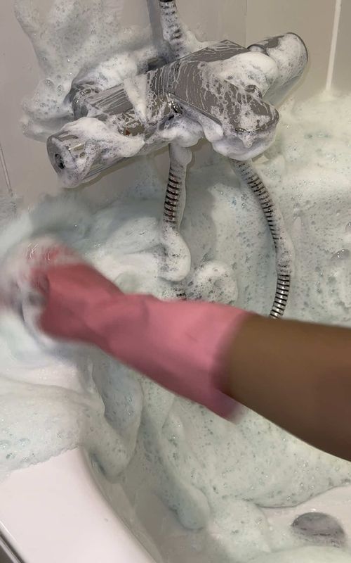loooofahhhh scrub! @fineandclean my London cleaning company 💙 #CleanTok #relax #cleaningoverload #sudssquad #clean #cleaningtiktok #sudsycleaning #sudsy #sud #spongesqueezesounds