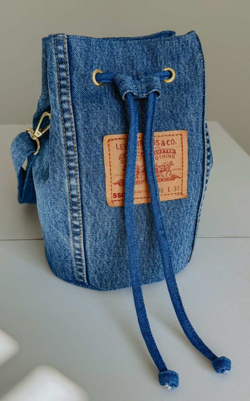 Did you know that a pair of jeans 👖 takes up to 10 years to degrade? But instead of going to the trash, I transformed these jeans into a Bucket Bag 🧵 using the best parts of denim: strong seams, functional pockets, and labels! ♻️ ¿Sabías que un par de jeans👖 tarda hasta 10 años en degradarse? Pero estos en vez de irse a la basura 🗑️ se transformaron en una Bucket Bag 💙 usando las mejores partes del denim: costuras fuertes, bolsitas funcionales, y etiquetas 🏷️  Mira el proceso hasta el final 🎧 ASMR incluido ✨ Tijeras ✂️  Patrones de Costura & Tutorial ↗️ luluisa.com #upcycle #sustainablefashion #costura #sewing #creatorsearchinsights 