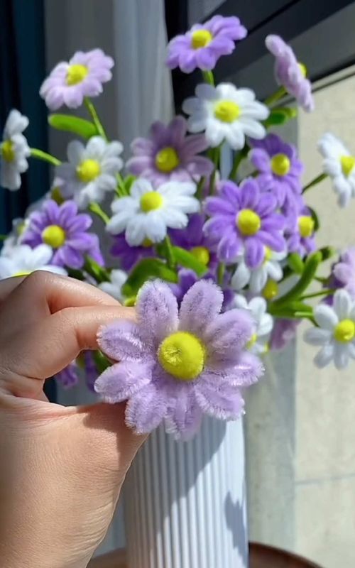Handmade diy pipe cleaner daisy flowers #diy #gift #diyflower #diycrafts #flowercraft   