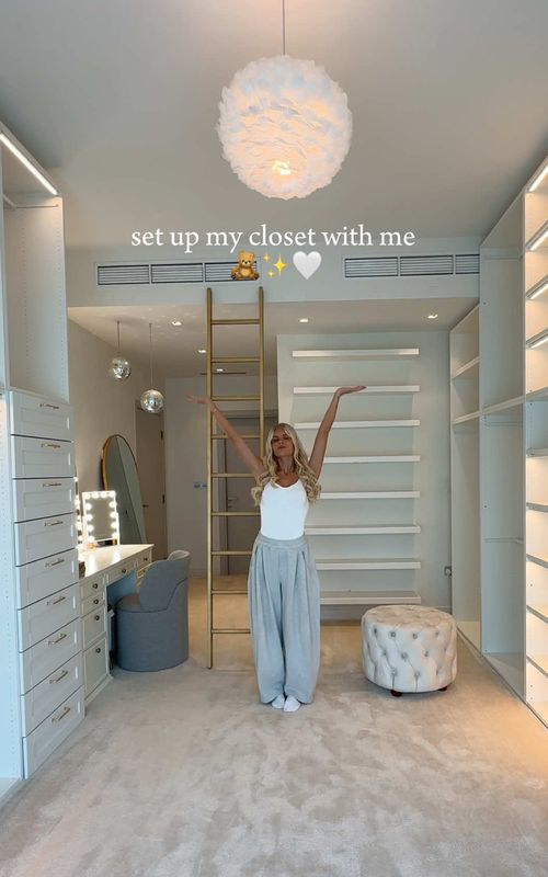 set up and organize my closet with me for fall / winter 🧸✨ PART 1!  Will be posting part 2 tomorrow 🤍 #closetorganization #closet 