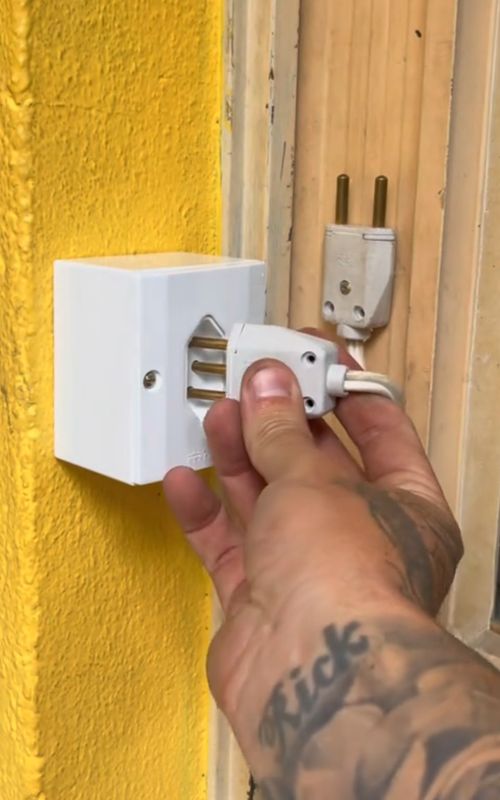How to lock your door the smart way A solid lock that gives real peace of mind. #USA #HomeHack #SecureLock 