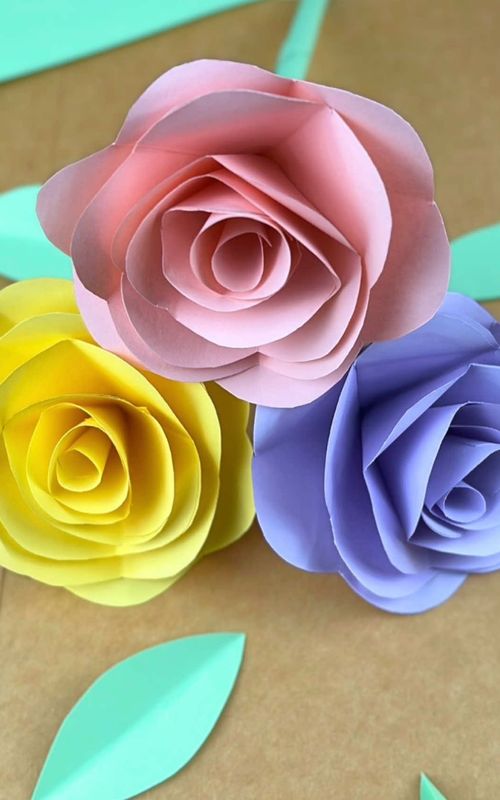Learn how to make easy paper roses 🌸💜 Crafty paper flowers are perfect for spring decorating 🌹#diy #crafts #paperflowers #papercraft #handmade 