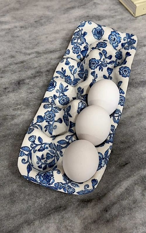 Clay + napkin → DIY decor magic ✨ The prettiest handmade gift idea that’s so easy and so affordable but looks high-end 🤍  Roll out nontoxic polymer clay, press it over an egg carton, trim + bake. Add napkin pieces with Mod Podge, then seal with a food-safe resin for that glossy, high-end finish. #easydiy #CraftTok #DIYDecor #BudgetDIY #KitchenDecor