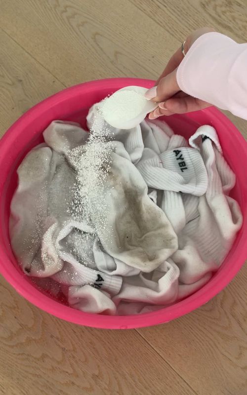 laundry hack to make your socks white again 💞🧦🧽🫧 @The Pink Stuff brand ambassador #CleanTok #cleaningtips #cleaninghacks #laundryhack #cleaningmotivation 