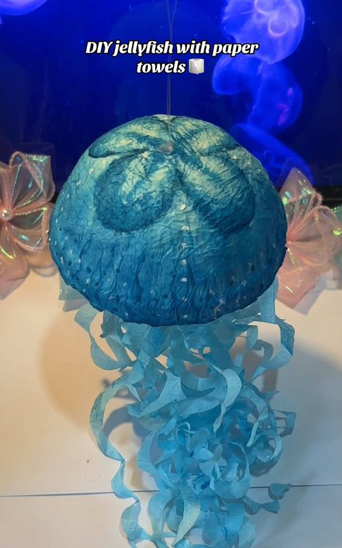 How I make jellyfish with paper towels 🧻💙 #diy #jellyfish #easydiy #craft #fyp 