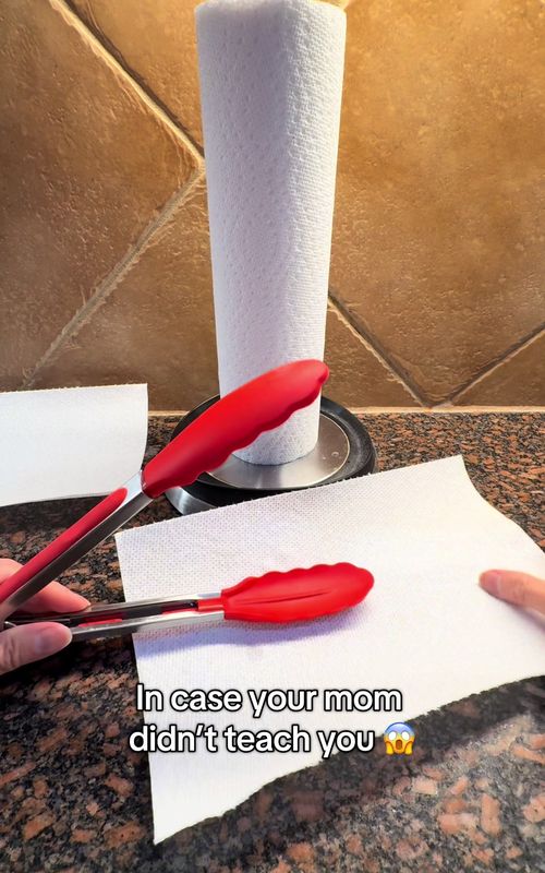 Genius life hack from mom 😱  #KitchenHacks  #lifehacks #fyp #homehacks #momhacks 