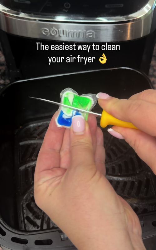 Clean Hack🫧 The easiest way to clean your air fryer in 2 min #cleaning #cleaninghacks #lifehacks #homehacks #usareels