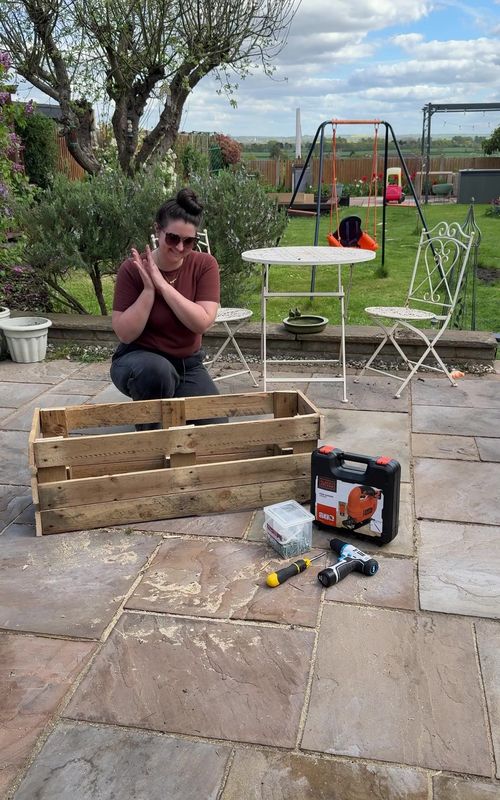 I’m obsessed with this simple no measure pallet into planter! 👏🏼 It took less than 20 minutes and can be done with even the most simple of tools plus no measuring either - win win! I’ll be using it to grow more vegetables this year as it’s a HT stamped pallet so safe to do so but this would still look amazing with flowers in if it’s not a HT stamped one!  What do you think, let me know in the comments below! 😍⬇️ #palletproject #diyplanter #diygarden #gardenmakeover #diyvideo 