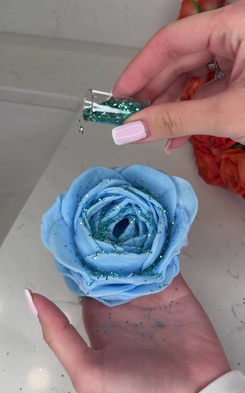 This scent lasts up to 2 WEEKS and looks AMAZING 😍 You HAVE to try this 💡✨ Save this for later! #hack #LifeHack #homehack #hometips #DIY 