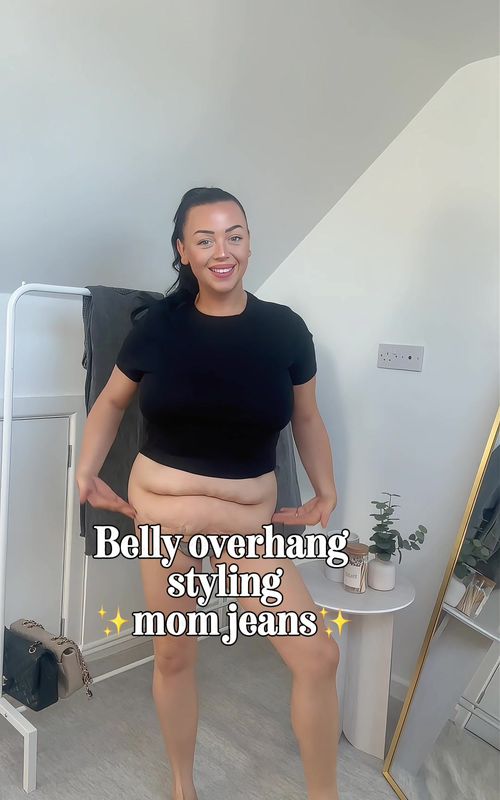 If you’ve got a belly overhang like me PLEASE give mom jeans a try! I have found that these are the most flattering style of jean for a belly 🫶🏼 these ones are @boohoo I’ll pop the link in my story ✨ Jacket is last year’s Zara although I’m pretty sure they’re all back in for this season! I need to pay a visit soon… #plussize #curve 