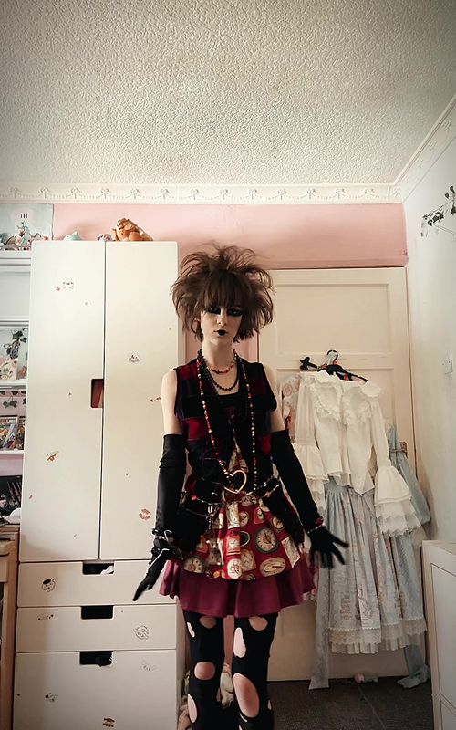 Duhhh! I can style everything 😝 #goth #gothic #80sfashion #alternativefashion #fashion 