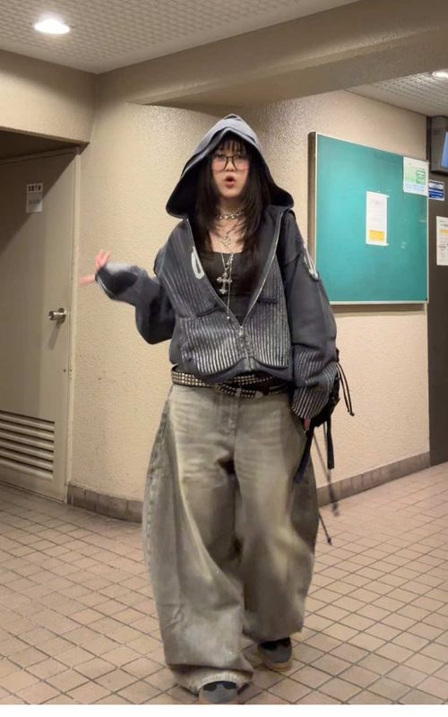 baggy on baggy outfit with layered accessories>>> @PEOPLESENSE #ootd #streetwear #outfitcheck 