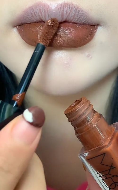 #LipstickTutorial #makeuptiktok #tiktokmakeup #tryingonlipsticks #lipgloss #lipglossbusiness #cosmetics #lipstickreviews #makeup #lipstutorial #lipsmakeuptutorial 