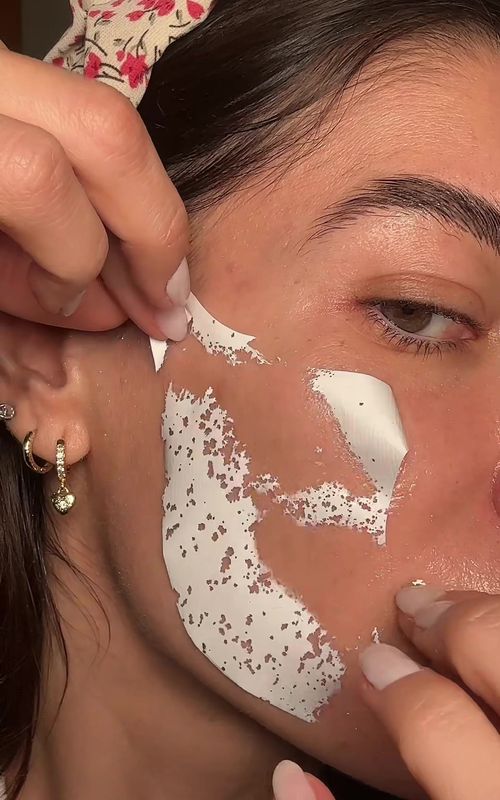 Magic Trick #skincareroutine #skincaretreatment #hydration #skincareroutinetips #myskincare #skincaregirlies #oddlysatisfyingvideo #oddlysatisfying #collagenskincare #collagenviral #magictrick #magic #skincaretiktok #collagenmask #undereye #skincareviral #skincaretok #fypシ #viralvideo 