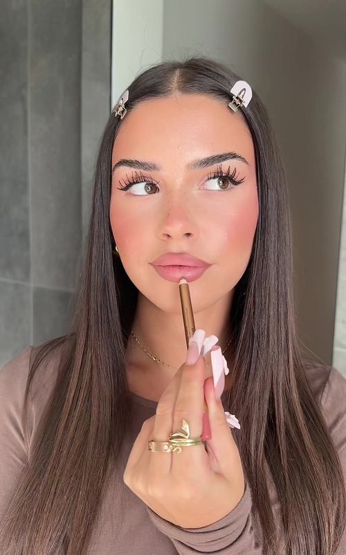 Replying to @mari my go to makeup🤍 #Inverted #greenscreenvideo 