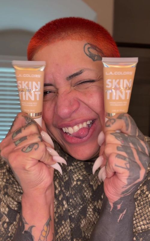 #makeupaddict #acneproneskin #acnescars #skintint #foundationroutine 