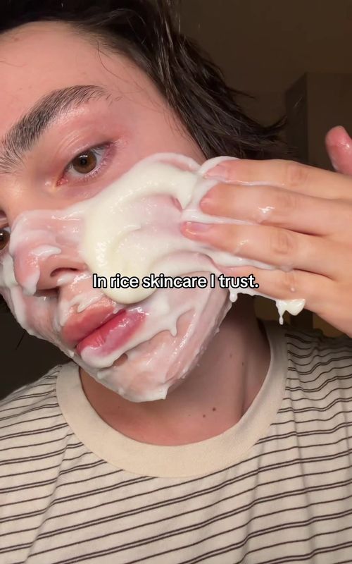 Your skin will glow differently 🍚🌾 #skincare #rice #glowingskin #diymask 