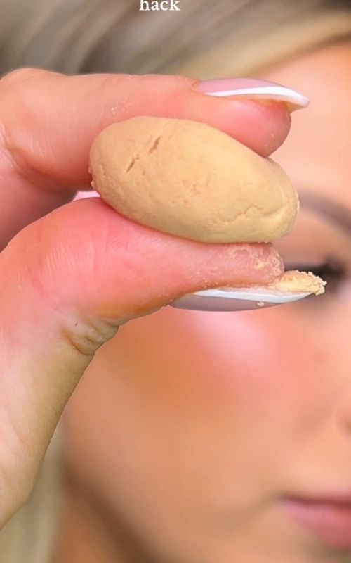 Easy Halloween sfx makeup hack! Make your own scar wax at home for any look 👀 IB: @Alexandra Claudia  #halloweenmakeup #easyhalloweenmakeup #sfx #sfxmakeup #halloweenmakeupideas 