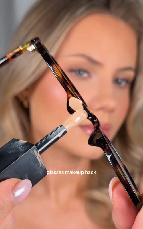 zero glass marks!!! this actually works so surprisingly well ib @Cori 💜  @Huda Beauty faux filter concealer @Charlotte Tilbury airbrush flawless finish powder #makeuphack #makeup 