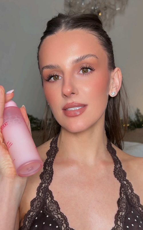 send this to someone you think it could help! in-depth beginner makeup tutorial 🫶🏼 @kjh.brand brow gel @Ciele Cosmetics skin tint @Diorbeauty bronzing balm @Rare Beauty liquid blush shade happy @Tower 28 Beauty concealer @Huda Beauty setting powder @Gucci powder bronzer @urban decay space cowboy eyeshadow single @loréal paris usa infallable eyeliner in brown  Tower28 mascara @Makeup By Mario lip liner in Smokey pink @Charlotte Tilbury lipstick shade KKW @Fenty Beauty gloss in sweet mouth @ONE SIZE BEAUTY powder melt setting spray  #grwm #beginnermakeup #makeuptutorial #easymakeup #BeautyTok 