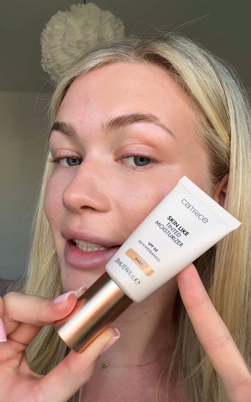 who said drugstore can’t look this good? ✨ Skin Like Tinted Moisturizer doing what it does best — light coverage, real skin finish. #catrice #makeup #drugstoremakeup #tintedmoisturizer #glowymakeup 